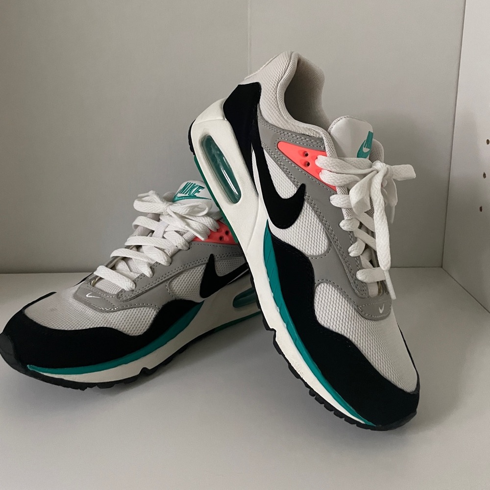 Women's Nike Air Max Correlate Size 9; Green Bright Mango